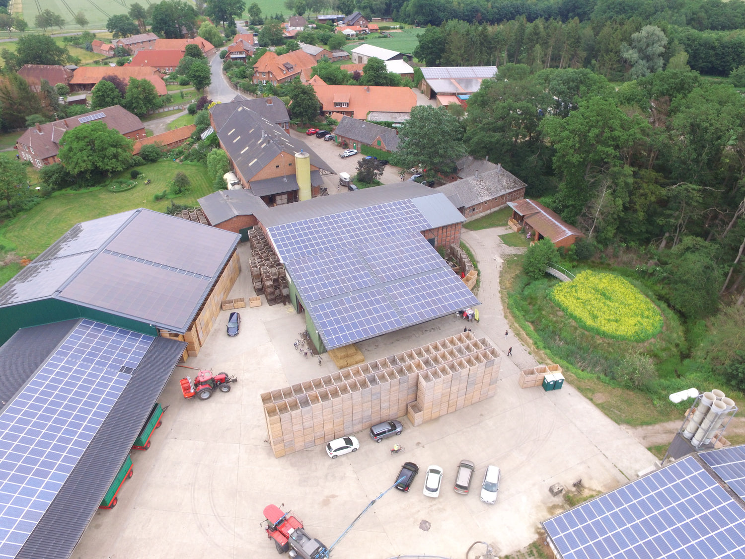 Luftbild des Hof Lenz mit Solaranlagen, Lagerplätzen und Maschinen – moderner landwirtschaftlicher Betrieb mit Direktvermarktung in der Lüneburger Heide