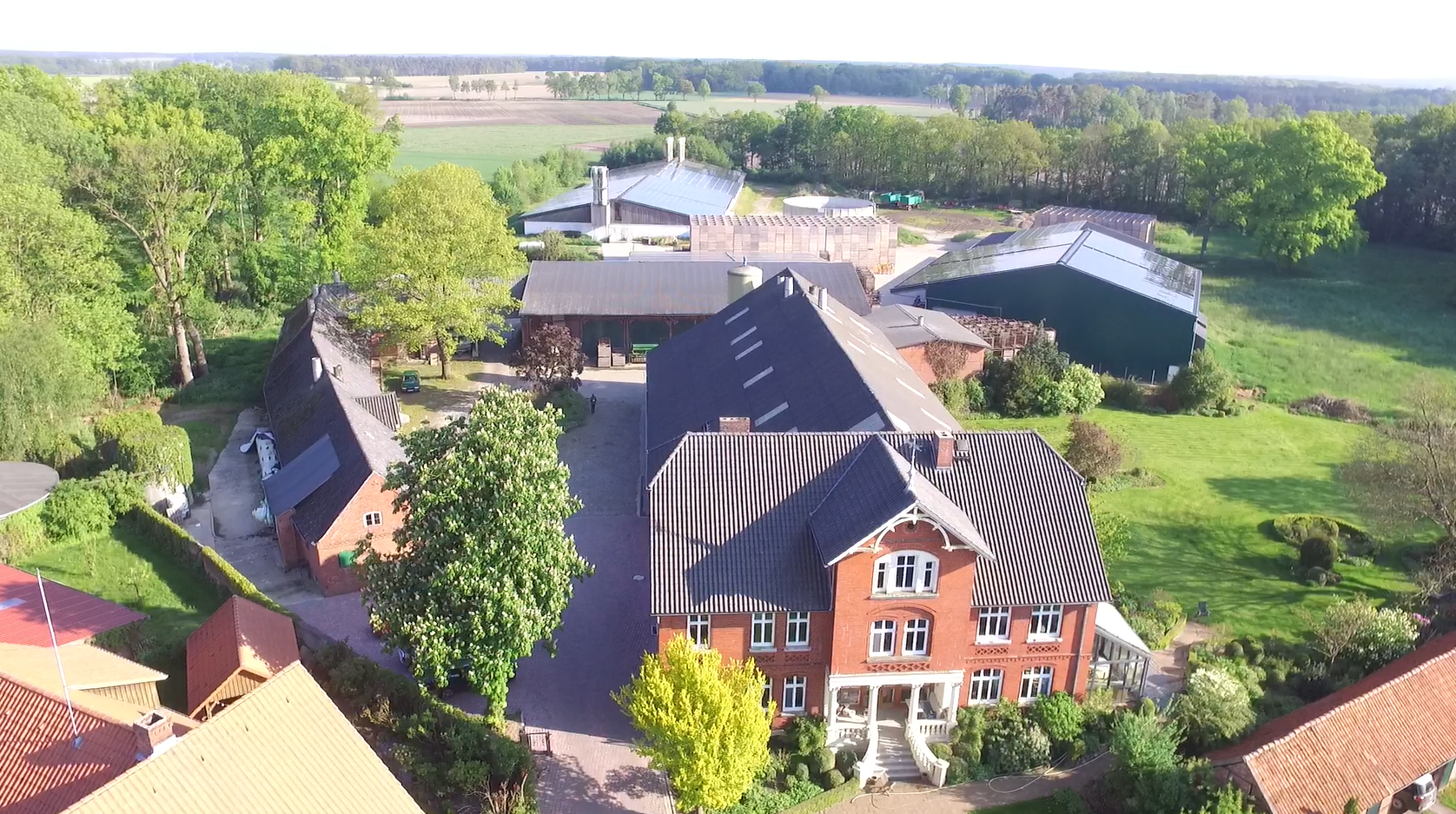Luftaufnahme vom Hof Lenz in Wrestedt – Familienbetrieb mit eigener Landwirtschaft, Direktvermarktung und Aquakultur in der Lüneburger Heide