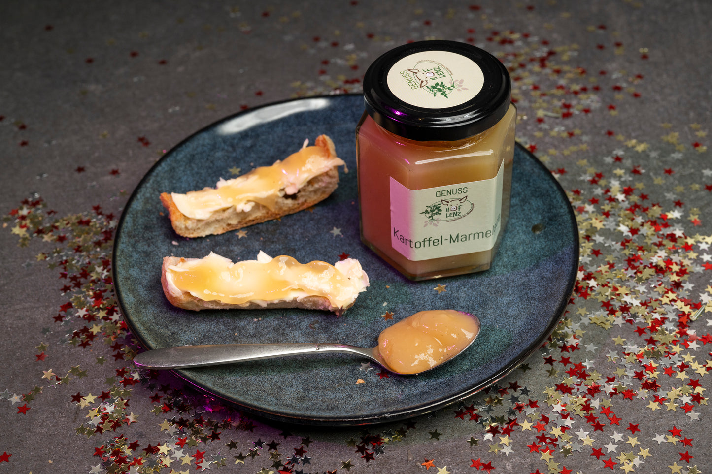 Kartoffel-Marmelade vom Hof Lenz im Glas mit frischem Brot als herzhafter Aufstrich