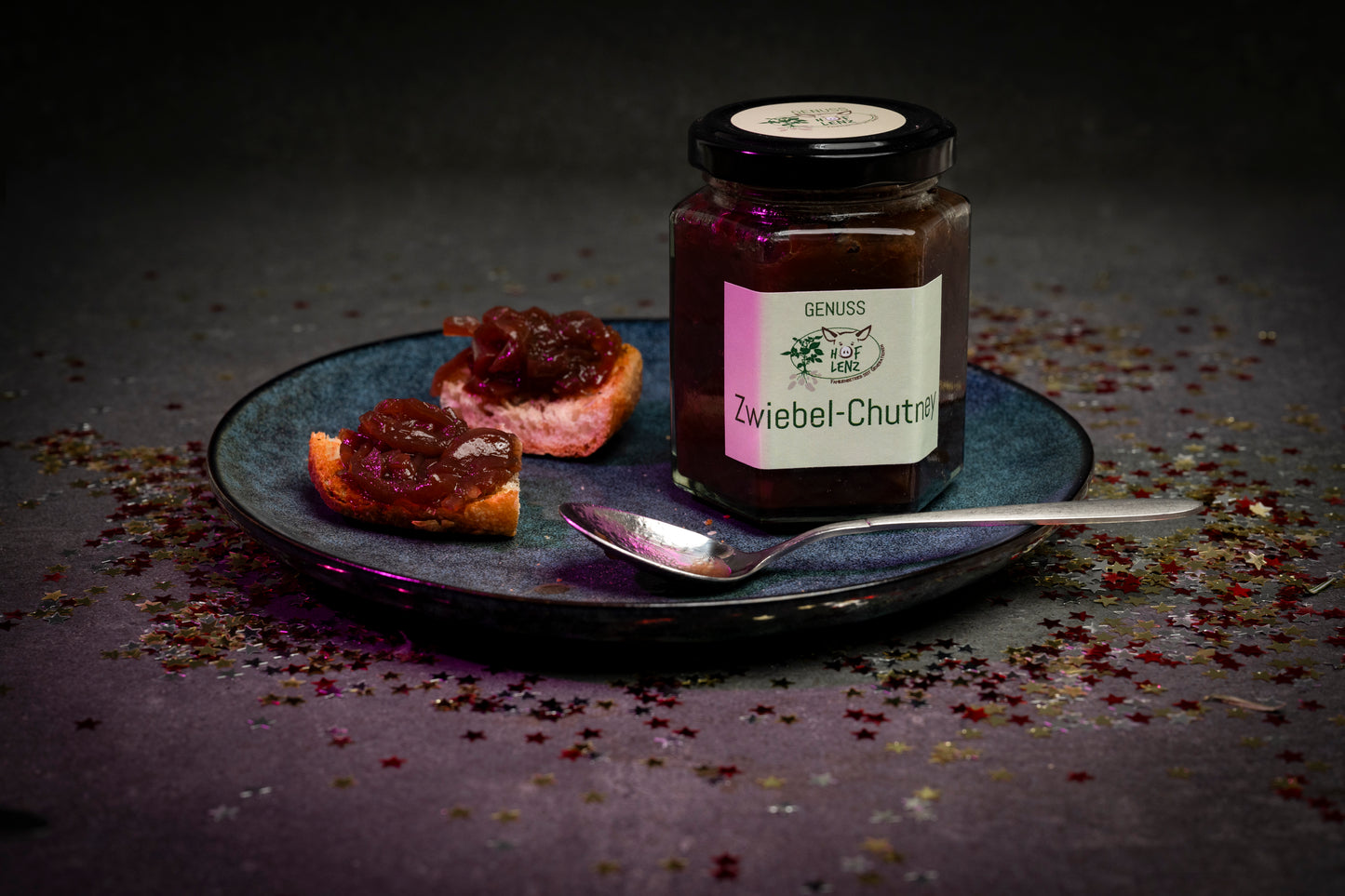 Zwiebel-Chutney vom Hof Lenz – würzige Spezialität mit roten Zwiebeln auf knusprigem Brot