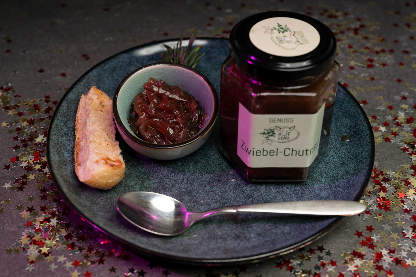 Würziges Zwiebel-Chutney vom Hof Lenz im Glas, serviert mit Baguette und Schälchen zur Brotzeit