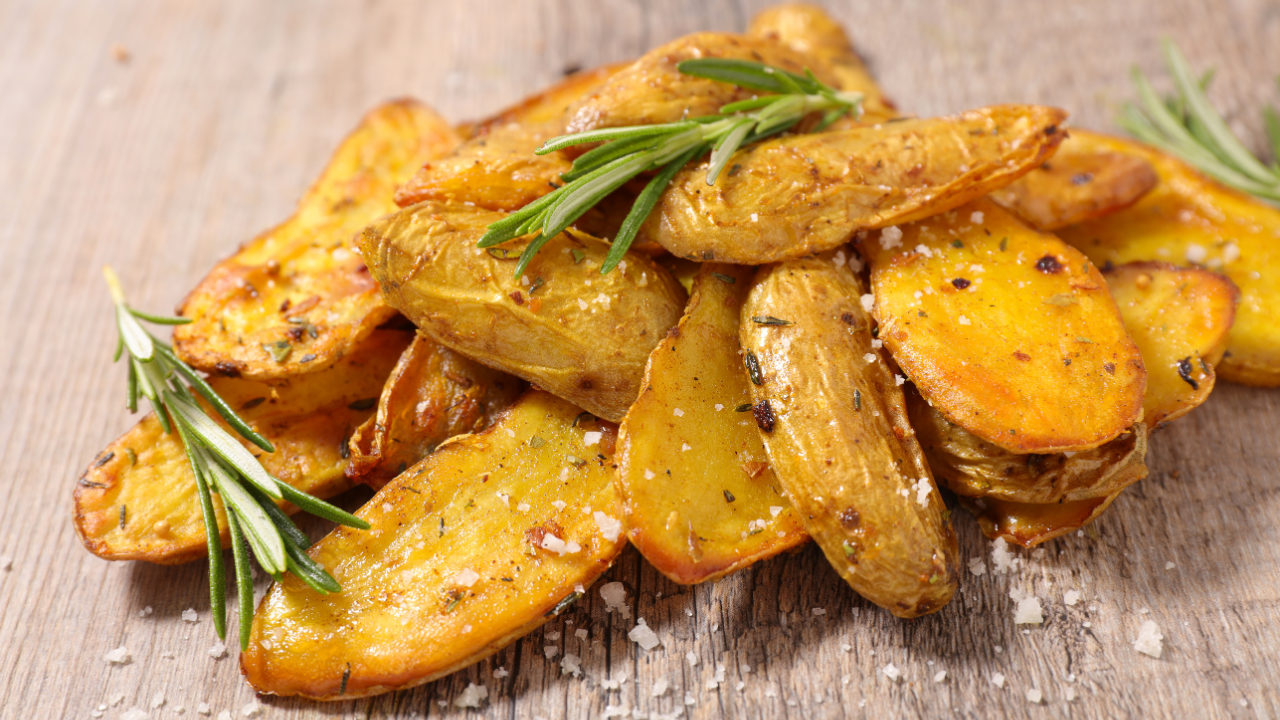 Knusprige Bratkartoffeln vom Hof Lenz, verfeinert mit Rosmarin und grobem Meersalz – perfekt als Beilage oder Hauptgericht mit regionalen Kartoffeln.