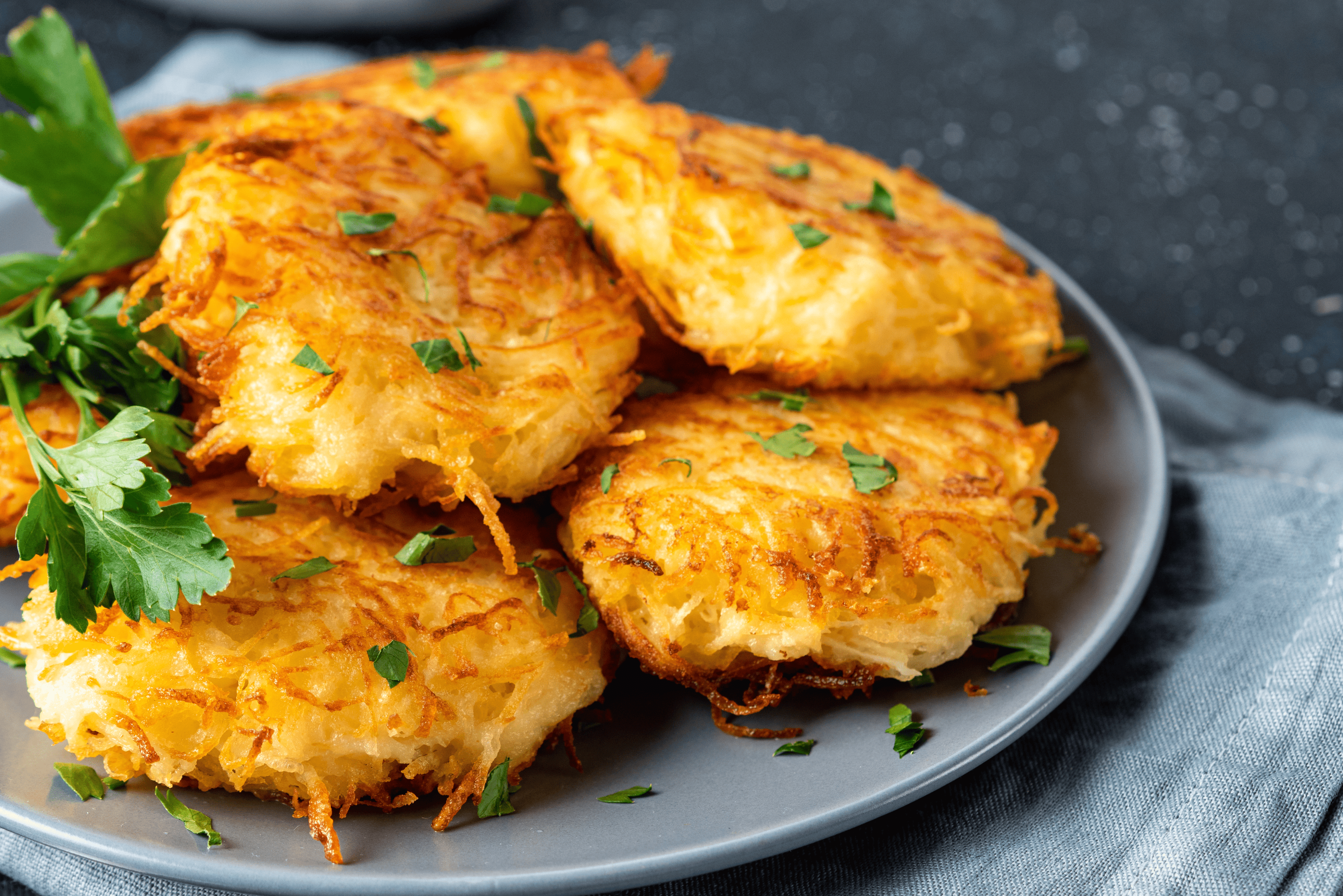 Knusprige Kartoffelpuffer aus frischen Hof Lenz Kartoffeln, goldbraun gebraten und mit Petersilie garniert – traditionelles Rezept für herzhaften Genuss.