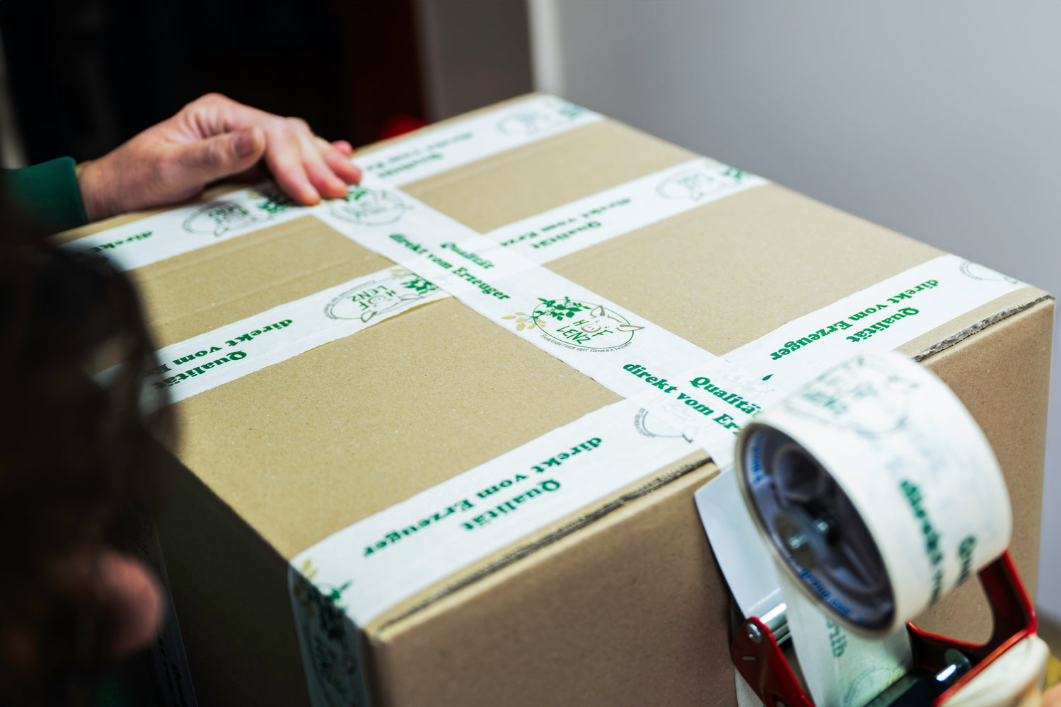 Versand frischer Lebensmittel vom Hof Lenz – sorgfältig verpacktes Paket mit Logo, direkt vom Erzeuger aus der Lüneburger Heide
