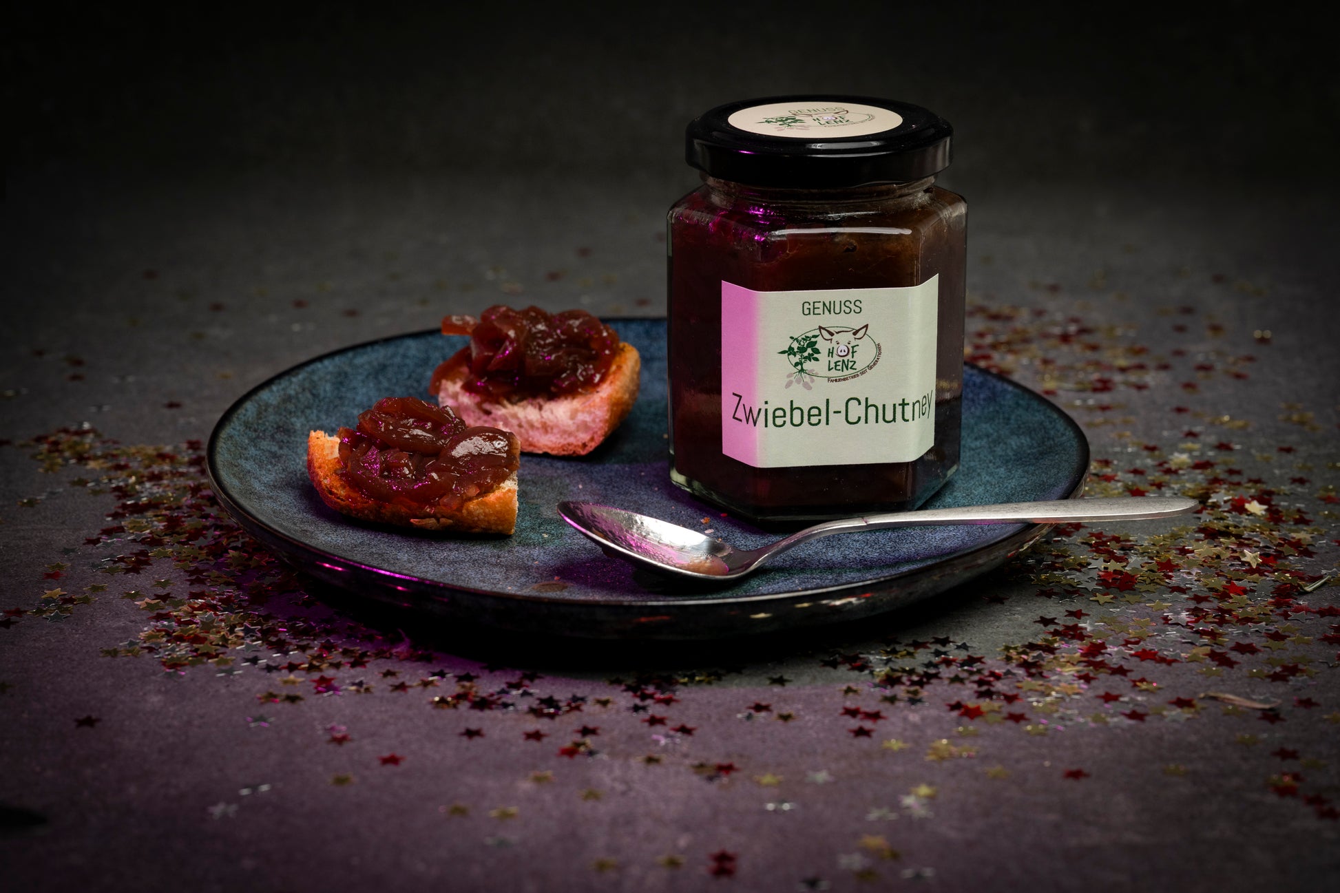Zwiebel-Chutney vom Hof Lenz – würzige Spezialität mit roten Zwiebeln auf knusprigem Brot